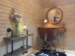 Interior - Beardsicle Bluff Cabin (Chatsworth)