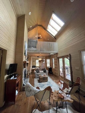 TV, fireplace - Beardsicle Bluff Cabin (Chatsworth)