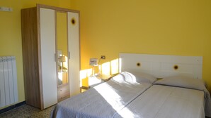 A bedroom with a bed, a wardrobe, a radiator, and a lamp. - A1-GIRASOLE BED AND BREAKFAST (Castelnuovo di Porto)