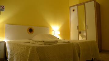 CAMERA 1 | Individuell dekoriert, individuell eingerichtet, Schreibtisch