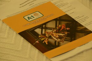 Trang trí khác biệt, trang bị nội thất với thiết kế riêng biệt, bàn