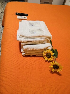 CAMERA 1 | Individually decorated, individually furnished, desk, laptop workspace - A1-GIRASOLE BED AND BREAKFAST (Castelnuovo di Porto)