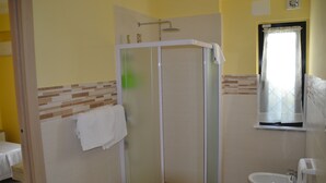 A bathroom with a glass-enclosed shower, a toilet, and a sink. - A1-GIRASOLE BED AND BREAKFAST (Castelnuovo di Porto)