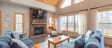 スマートテレビ、暖炉、テーブルサッカー台、書斎 / ワークスペース