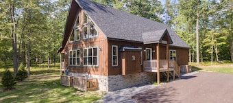 New! Lazy Daze: Lake Area, Gas Fireplace, Hot Tub!