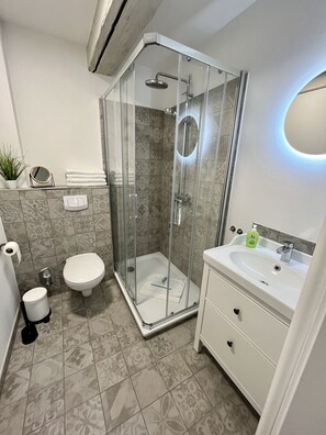 Dusche, Haartrockner, Handtücher, Seife