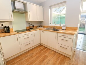 Fridge, electric kettle, toaster, cookware/dishes/utensils - Dunes View (Newquay)