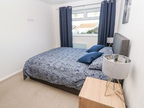 2 quartos, individualmente decorados, individualmente mobiliados