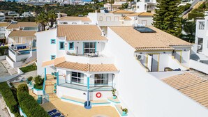 A white building with a swimming pool, a covered patio, and a lifebuoy. - Villa Loria - beautiful panoramic views (Albufeira)