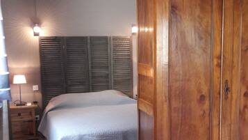 4 bedrooms, iron/ironing board, travel crib, free WiFi