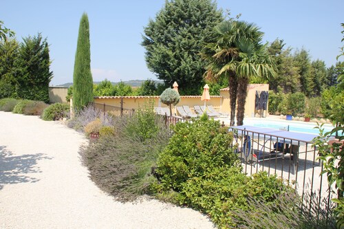 DEMEURE D'HOTES LUBERON MAS DANSAVAN Air-conditioned swimming pool and landscaped area 