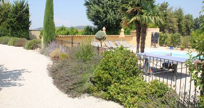 DEMEURE D'HOTES LUBERON MAS DANSAVAN Air-conditioned swimming pool and landscaped area