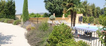 DEMEURE D'HOTES LUBERON MAS DANSAVAN Air-conditioned swimming pool and landscaped area