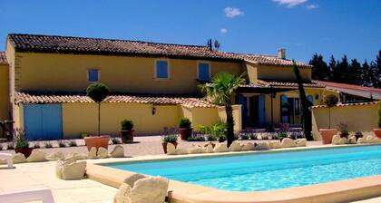 DEMEURE D HOTES LUBERON MAS DANSAVAN
Piscine climatisation et espace vert