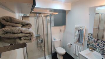 Een douche, een haardroger, handdoeken, zeep