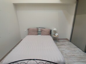 2 bedrooms, desk, iron/ironing board, travel cot