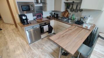 Réfrigérateur, micro-ondes, four, plaque de cuisson