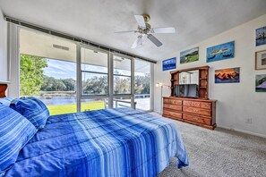 2 bedrooms, iron/ironing board, travel cot, Internet - 'Brookside' Waterfront Home w/ Kayaks & Deck! (Jacksonville)