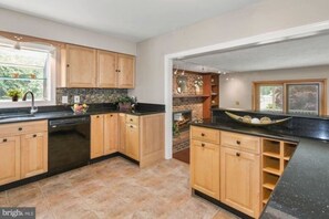 Fridge, microwave, oven, stovetop - Perfect Waterfront Getaway/ Family Home (Annapolis)
