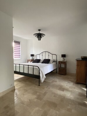 4 bedrooms, iron/ironing board, free WiFi, bed sheets - Renovated house ideally located 800 meters from the center of L'Isle sur la Sorgue (L'Isle-sur-la-Sorgue)