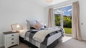 5 bedrooms, WiFi, bed sheets