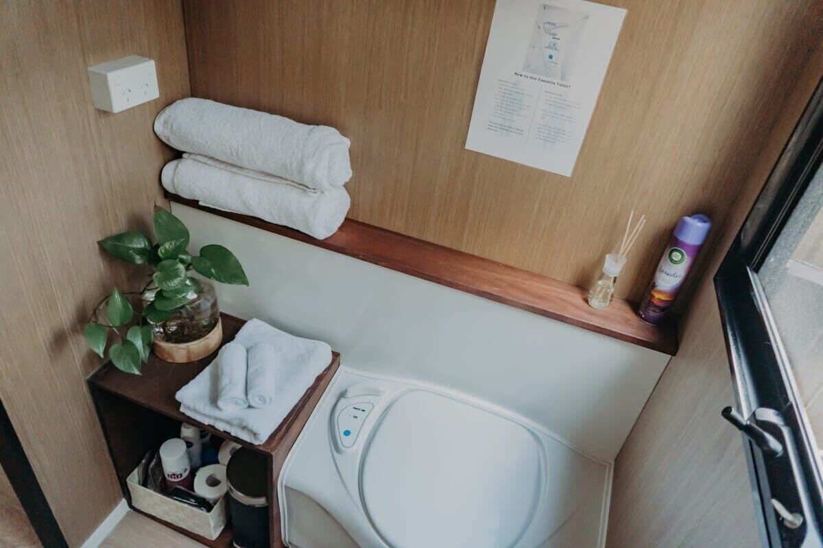 Shower, hair dryer, towels