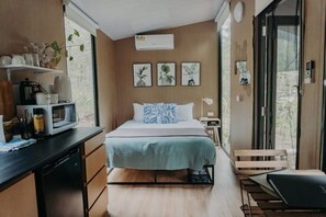 1 bedroom, bed sheets