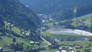 A mountainous landscape with a small village nestled in a valley. - Mormenta Ganda, Mormenta Ganda (Gaschurn)
