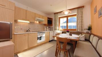 Geladeira, micro-ondas, fogão, cooktop