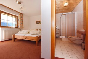 2 chambres, coffres-forts dans les chambres, lit parapluie