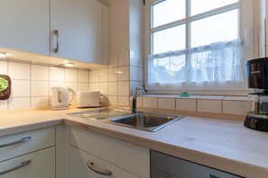 Kylskåp, mikrovågsugn, ugn och spishäll