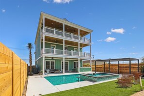 Outdoor pool - Atlantic Oasis - Oceanview - Pool & Hot Tub - 6 Bed (North Myrtle Beach)