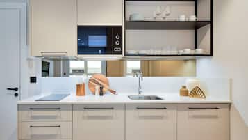 Een koelkast, een microgolfoven, een koffiezetapparaat/waterkoker