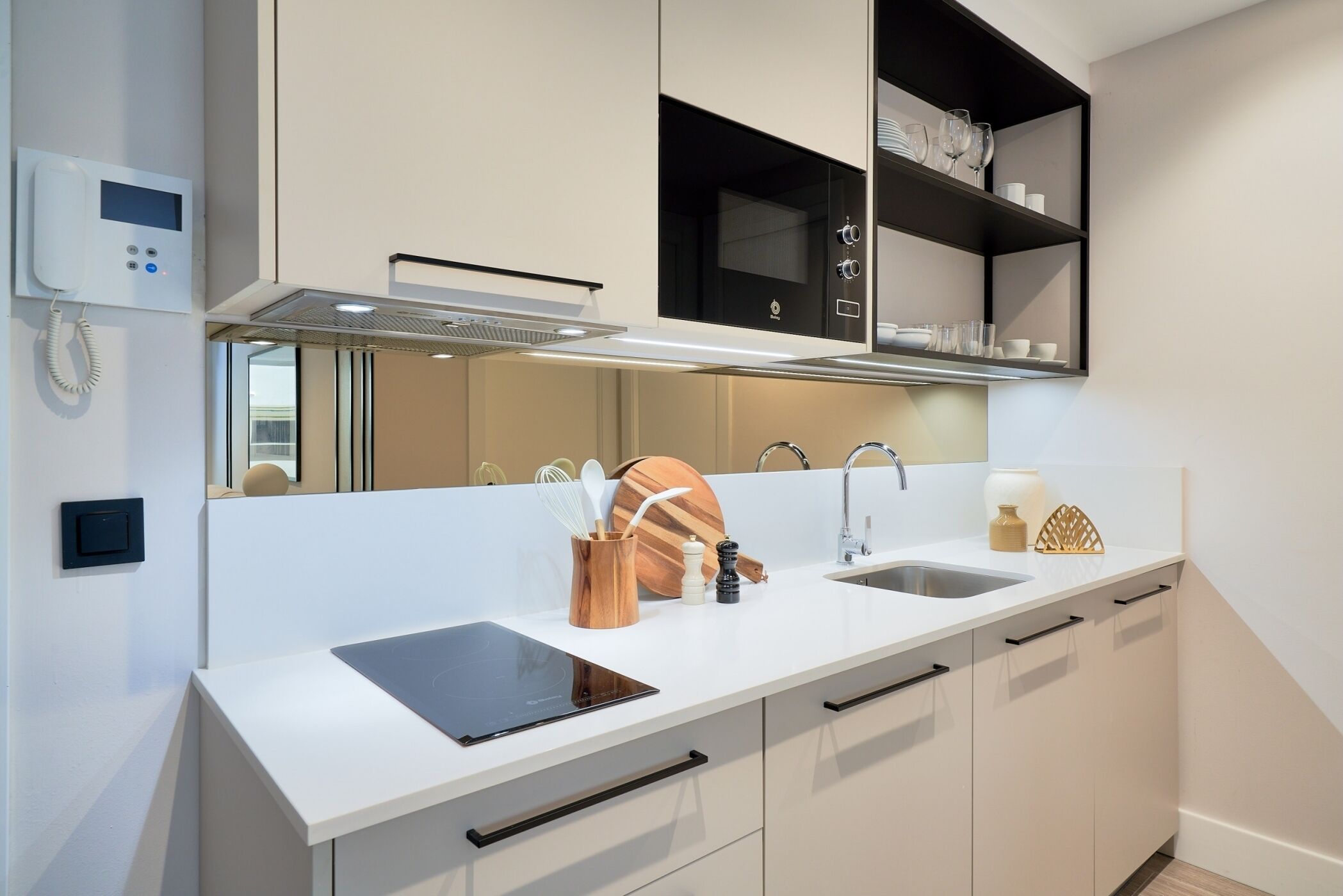 Réfrigérateur, micro-ondes, cafetière/bouilloire, grille-pain