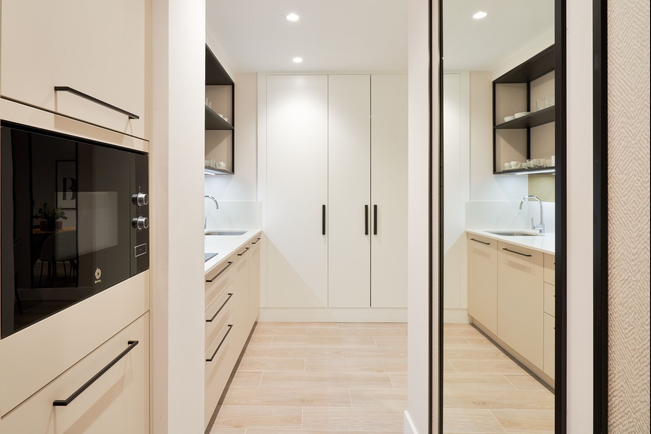 Frigorífico, microondas, cafetera o tetera y tostadora