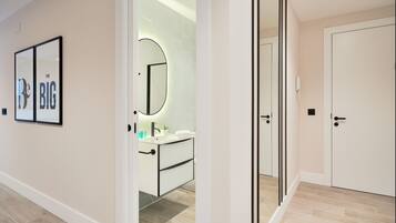 Douche, sĂšche-cheveux, serviettes fournies