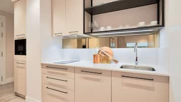 Réfrigérateur, micro-ondes, cafetiÚre/bouilloire, grille-pain