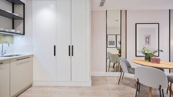 Réfrigérateur, micro-ondes, cafetiÚre/bouilloire, grille-pain