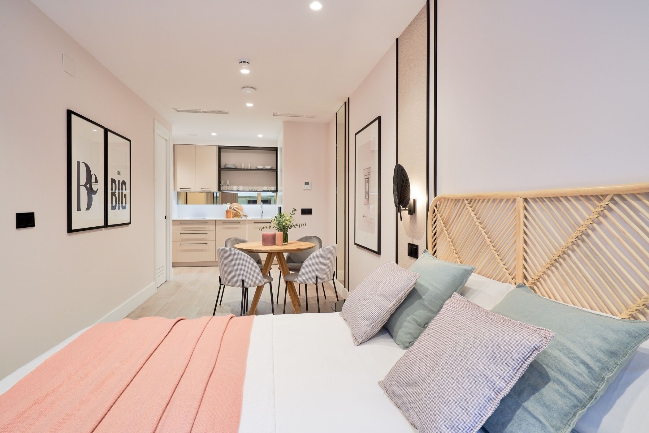 Tabla de planchar con plancha, internet y ropa de cama 