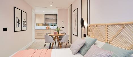 Tabla de planchar con plancha, Internet, ropa de cama