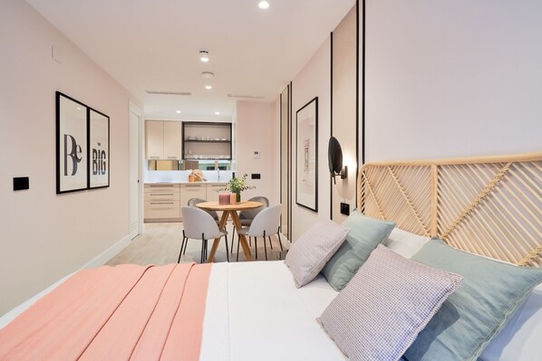 Iron/ironing board, Internet, bed sheets