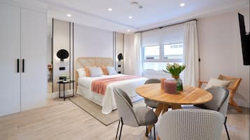 Een strijkplank/strijkijzer, internet, beddengoed