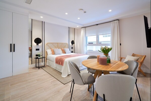 Iron/ironing board, internet, bed sheets