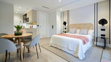 Een strijkplank/strijkijzer, internet, beddengoed