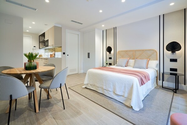 Iron/ironing board, internet, bed sheets