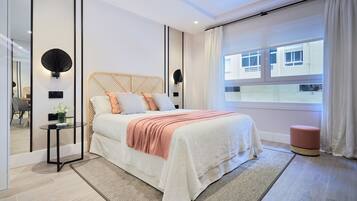 Tabla de planchar con plancha, acceso a internet y ropa de cama
