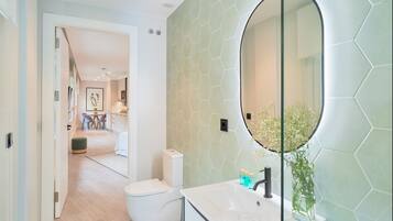 Een douche, een haardroger, handdoeken