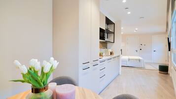 Een strijkplank/strijkijzer, internet, beddengoed