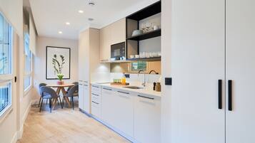 Een koelkast, een microgolfoven, een koffiezetapparaat/waterkoker