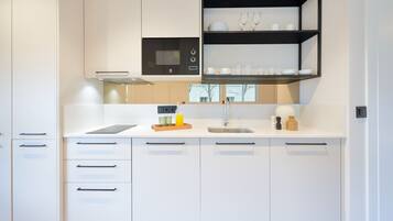 Een koelkast, een microgolfoven, een koffiezetapparaat/waterkoker